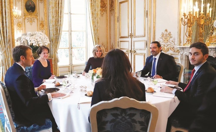 الرئيس الفرنسي ايمانويل ماكرون وعقيلته بريجيت يقيمان مأدبة غداء للرئيس سعد الحريري وعقيلته لارا ونجله حسام	(أ.پ)﻿
