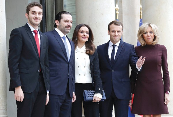 الرئيس الفرنسي ايمانويل ماكرون وعقيلته بريجيت يستقبلان الرئيس سعد الحريري وعقيلته لارا ونجله   (رويترز)