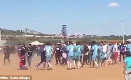 بالفيديو.. إعدام مشجع بدم بارد على ملعب كرة قدم