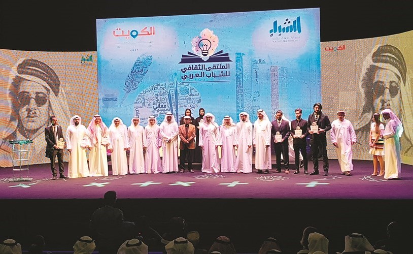 لقطة جماعية للمكرمين والفائزين مع مدير عام الشباب عبدالرحمن المطيري﻿