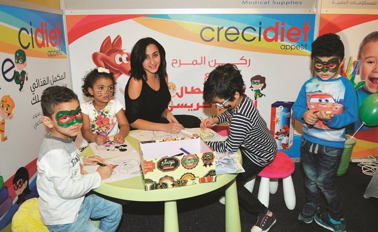 الأطفال استمتعوا بالرسم ﻿