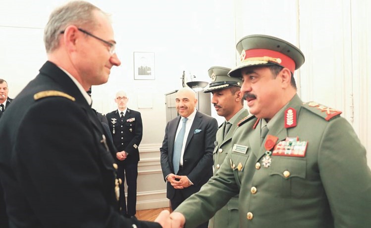 الفريق ركن م.هاشم الرفاعي لدى تقليده وسام جوقة الشرف من الجنرال ريتشارد ليزوري﻿