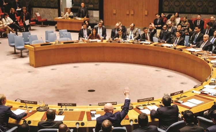 المندوب الروسي في مجلس الامن يرفع يده لنقض مشروع القرار الياباني حول سورية 	 (رويترز) ﻿