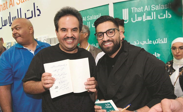 علي نجم يهدي نسخة من إصداره الجديد إلى الشيخ دعيج الخليفة﻿