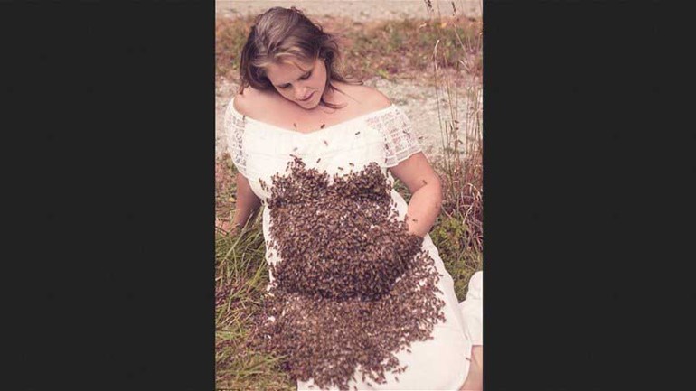 بعد صور النحل يغزو بطنها.. أم "شهيرة" تلد طفلها ميتا