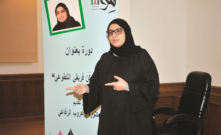 د. عروب الرفاعي متحدثة خلال محاضرة كيف أمكن فريقي فأجعله أكثر تمكينا ﻿