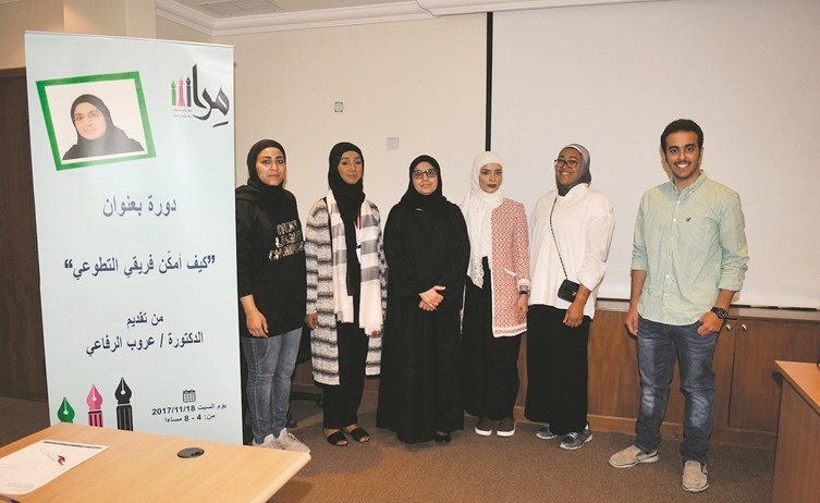 د. عروب الرفاعي مع عدد من أعضاء الفرق التطوعية -(زين علام)﻿