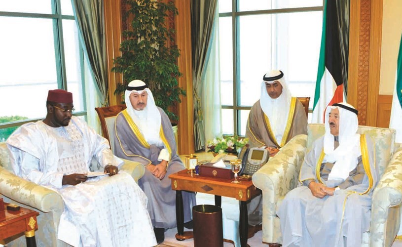 صاحب السمو الأمير الشيخ صباح الأحمد مستقبلا وزير الخارجية والتعاون والاندماج الأفريقي والنيجريين في الخارج بجمهورية النيجر	﻿