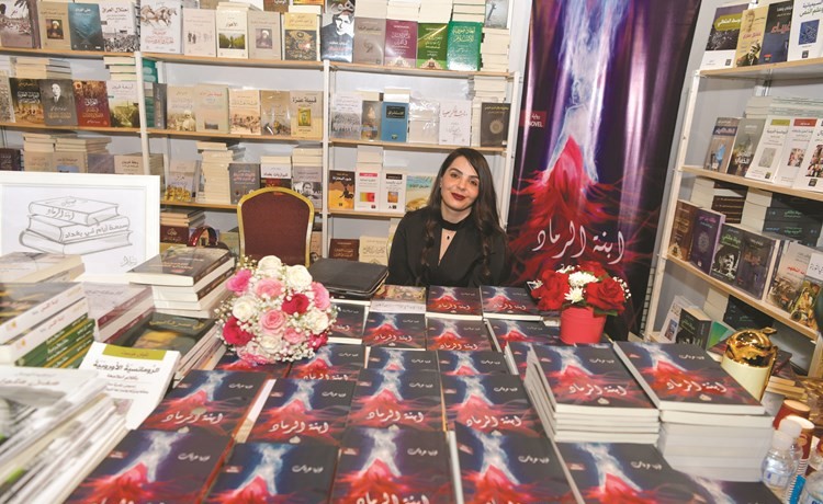 فوزية عرفات خلال توقيعها كتابها﻿
