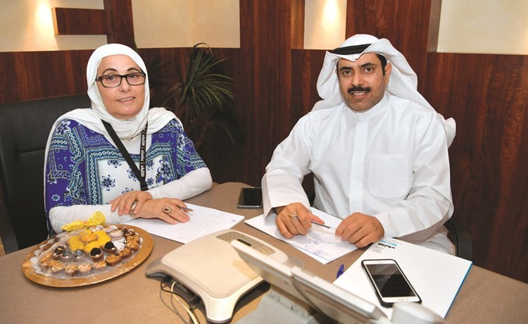 سلطان الشعلاني مع الزميلة بشرى شعبان خلال اللقاء 	(قاسم باشا)﻿