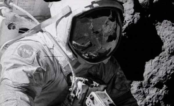 "ظلّ على خوذة رائد فضاء".. صورة تشكك في رحلات القمر