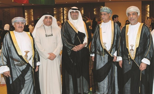 الوزير خالد الروضان خلال مشاركته في احتفال السفارة وعدد من الحضور ﻿