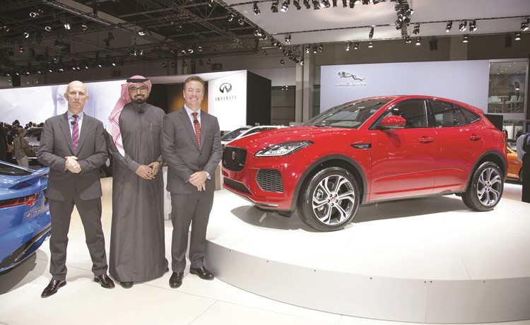 بروس روبرتسون وسلمان سلطان وجون إدواردز بعد الكشف عن E-PACE الجديدة﻿