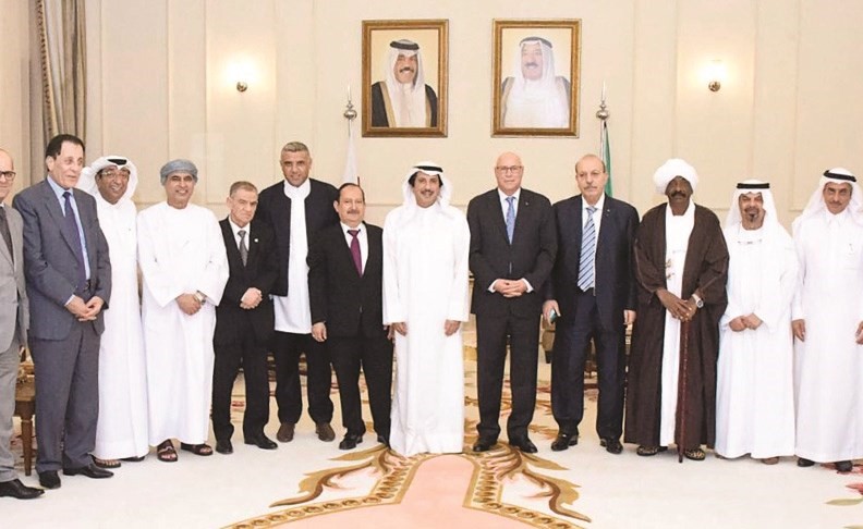 الشيخ عزام الصباح متوسطا سفراء المجموعة العربية المعتمدين بالبحرين﻿