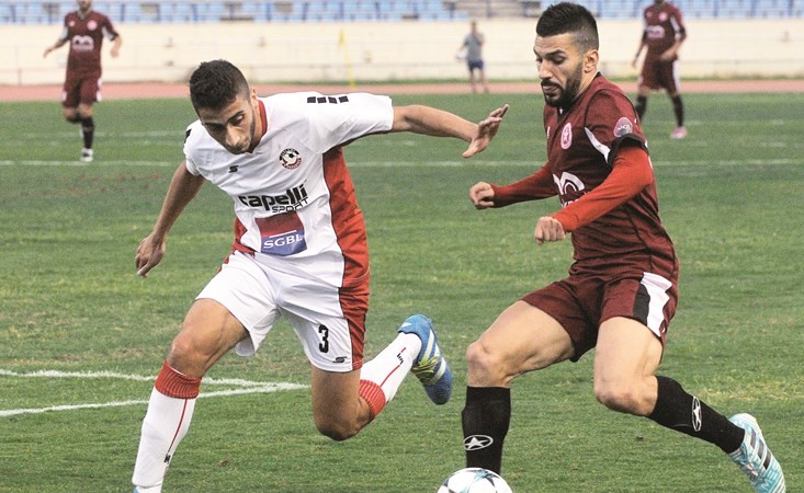 المدافع انطوني بو ضاهر محاولا انتزاع الكرة من قائد النجمة حسن معتوق﻿