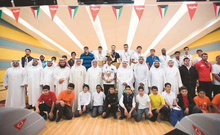 الوكيل المساعد للتنمية التربوية والأنشطة فيصل المقصيد مع الفائزين﻿