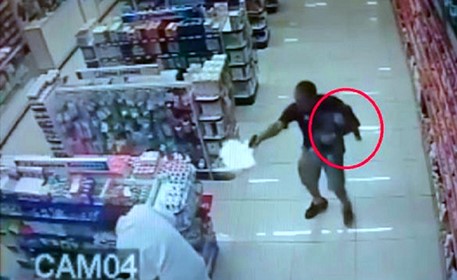 بالفيديو.. انظر إلى شرطي يتأبط طفله بيد وبثانية يقتل لصين بالرصاص