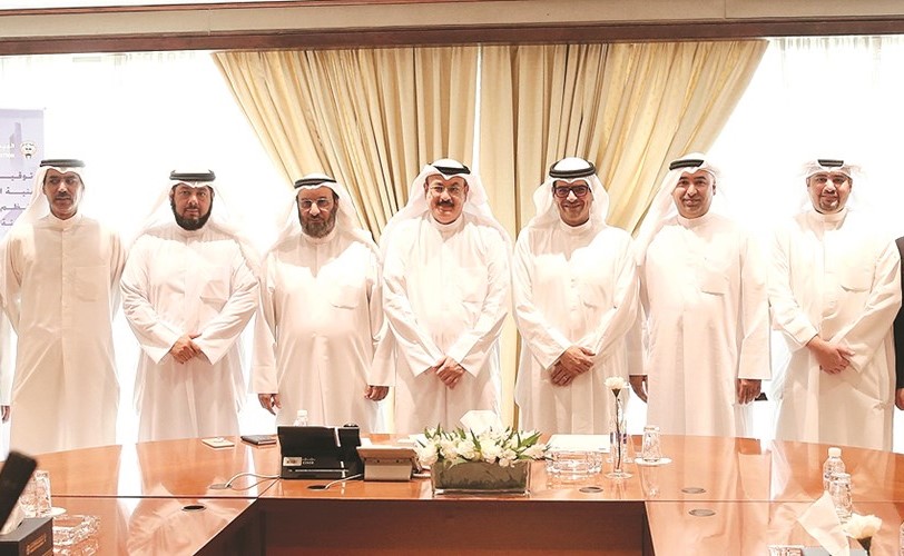 مازن الناهض ومساعد العسعوسي يتوسطان مسؤولي بيتك والمعلومات المدنية﻿