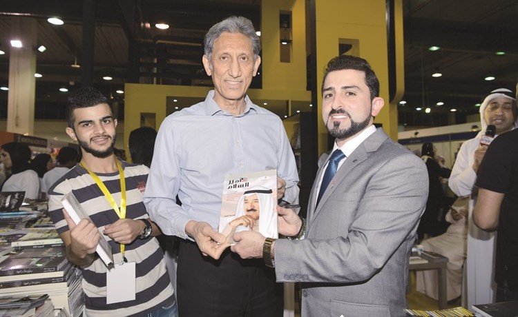 د.طالب الرفاعي يتسلم نسخة من كتاب أمير السلام للزميل محمد الحسيني﻿