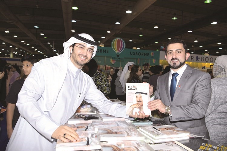 د.فهد الرفاعي يتسلم نسخة من كتاب أمير السلام﻿