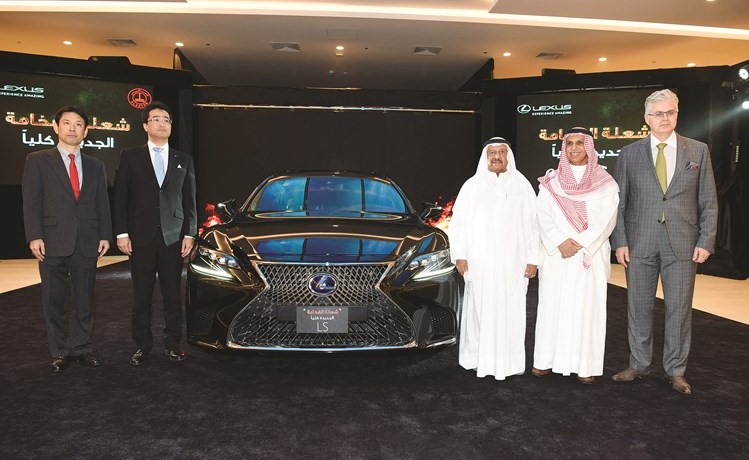 فيصل بدر الساير ومبارك ناصر الساير يتوسطان بينغت شولتز وتوشييوكي ناكاهارا وشينجي كيشيدا بعد الكشف عن السيارة الجديدة(أحمد علي)﻿