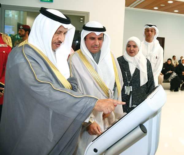 سمو رئيس الوزراء الشيخ جابر المبارك ود. فالح العزب  خلال افتتاح مبنى الهيئة العامة لشؤون القصر