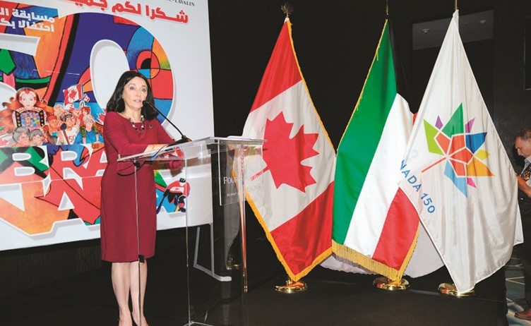 السفيرة الكندية متحدثة﻿