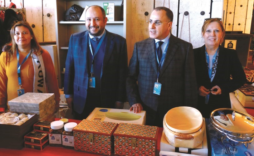  السفير جمال الغنيم خلال جولته في سوق الأمم المتحدة الخيري السنوي ﻿