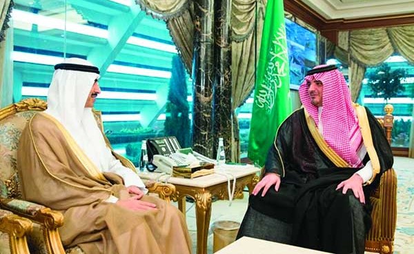 سفير الكويت لدى المملكة العربية السعودية الشيخ ثامر الجابر خلال لقائه مع وزير الداخلية السعودي الأمير عبدالعزيز بن سعود بن نايف