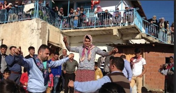 عريس تركي يهرب ليلة زفافه خوفاً من طقوس "عذاب الزفاف" المتَّبعة في قريته.. وسكانها يرصدون مكافأةً لمن يجده‎