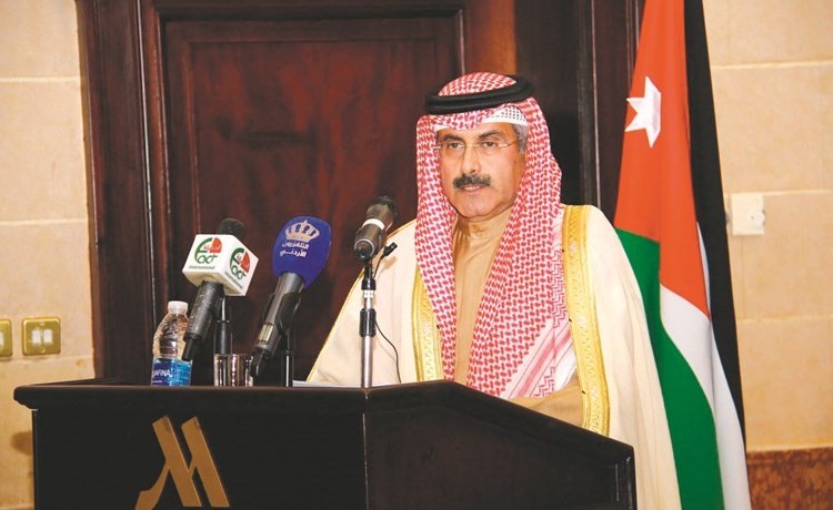الشيخ مبارك الدعيج متحدثا أمام المؤتمر﻿