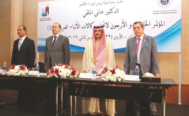 الشيخ مبارك الدعيج متوسطا د.محمد المومني ود.فريد أيار وفيصل الشبول﻿