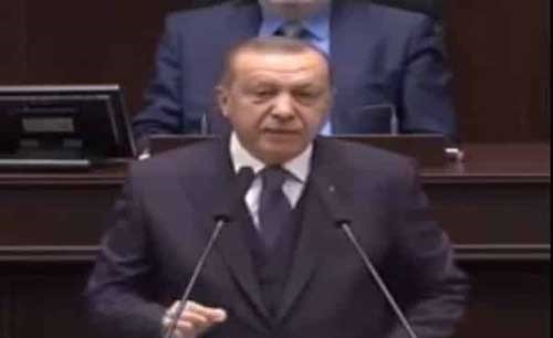 بالفيديو: طفلة تقاطع أردوغان خلال خطاب رسمي.. كيف كانت ردة فعله التي أضحكت الحاضرين؟