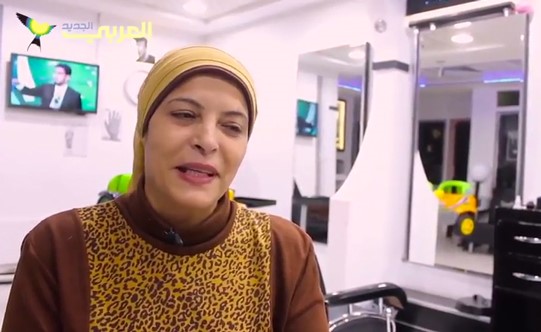 بالفيديو.. الأسطى عبير... أول حلاقة للرجال في مصر