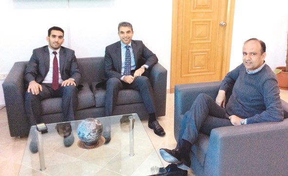 السفير علي الظفيري مع رئيس الاتحاد التونسي لكرة القدم وديع الجريء ﻿