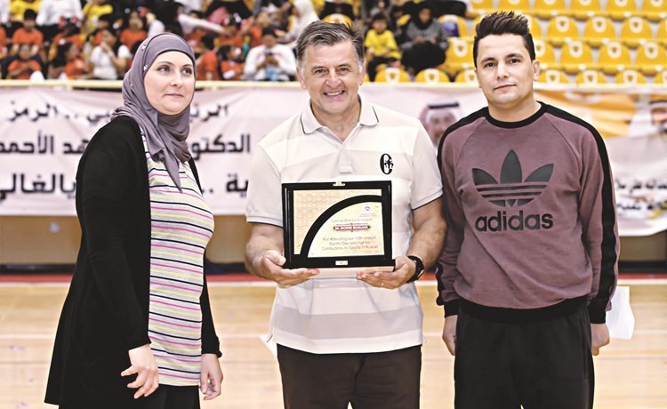 تكريم مدرب الجهراء الصربي بوريس بونياك﻿