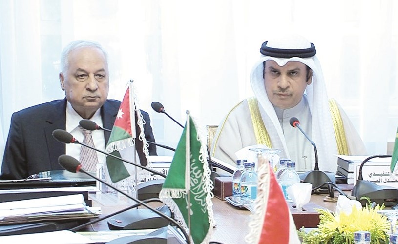 د.فالح العزب والسفير فاضل جواد خلال الاجتماع﻿