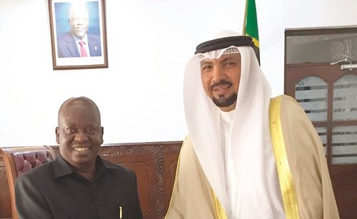 السفير جاسم الناجم خلال لقائه رئيس المجلس الوطني في تنزانيا ﻿