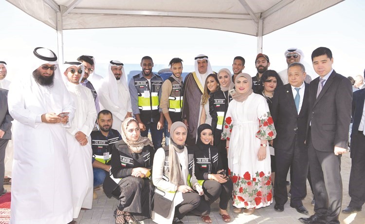 الشيخ سلمان الحمود وعدد من المشاركين في وضع حجر الأساس للمشروع	(قاسم باشا)﻿