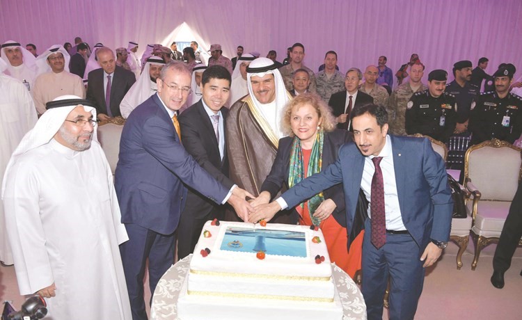 قطع كعكة الاحتفال بوضع حجر الأساس للمشروع ﻿