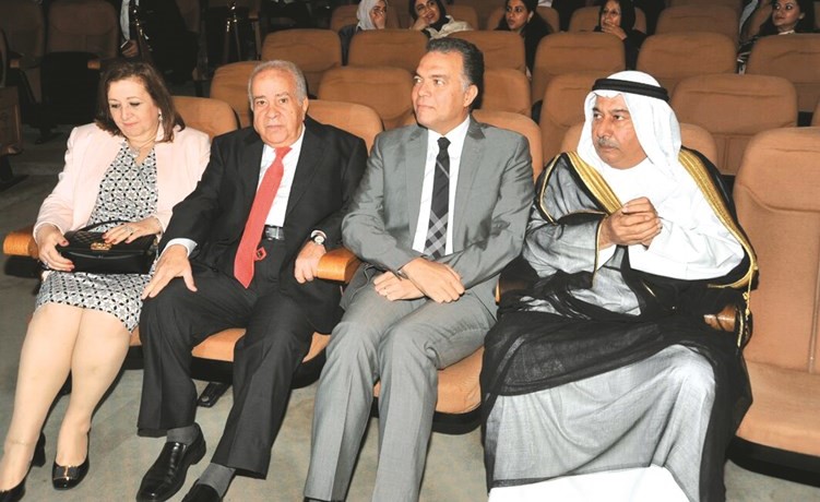 السفير صالح الذويخ ووزير النقل المصري هشام عرفات خلال اللقاء ﻿