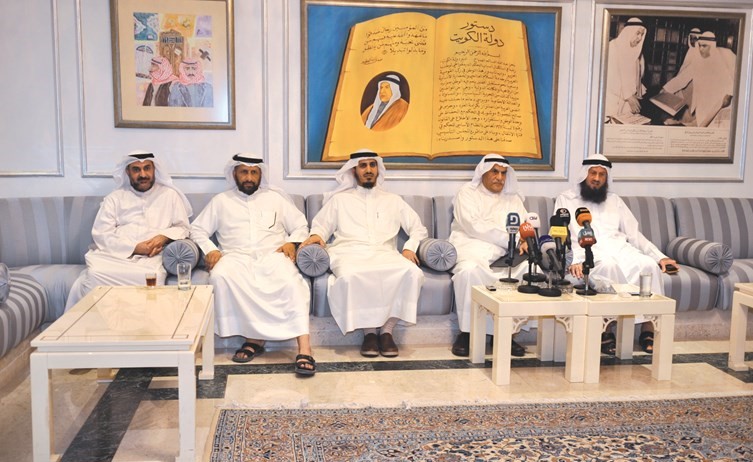 خالد السلطان وأحمد السعدون وبدر الداهوم وعبداللطيف العميري ود.محمد الكندري أثناء الندوة	(زين علام)﻿