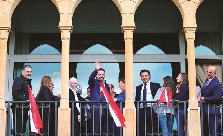 الرئيس سعد الحريري محييا المحتشدين أمام بيت الوسط للترحيب بعودته								(ا.ف.پ)﻿