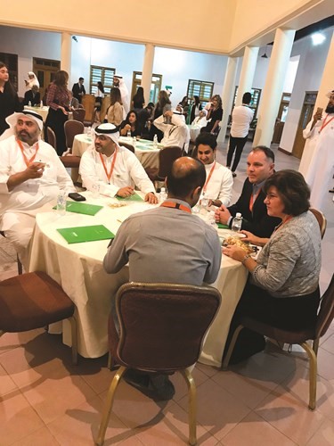 براين براولت يتوسط مجموعة من مسؤولي منظمة رواد الأعمال بالكويت﻿