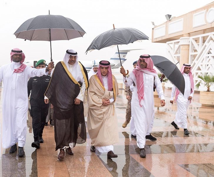 الشيخ صباح الخالد لدى وصوله إلى الرياض وفي استقباله وزير الخارجية السعودي عادل الجبير (واس)