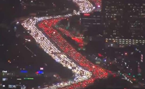 فيديو للازدحام المروري الرهيب في لوس انجلوس بمناسبة إجازة عيد الشكر!