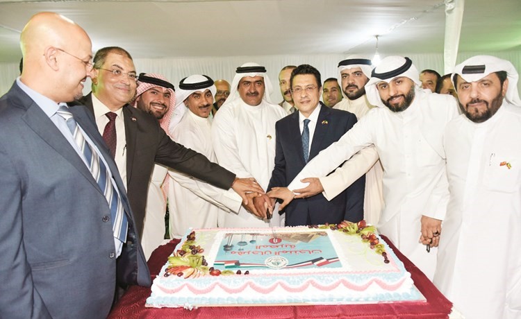 السفير طارق القوني وعبدالرحمن الشراح والحضور يقطعون كعكة الافتتاح﻿