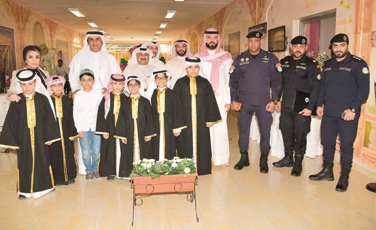 فيصل الأستاذ واللواء صالح العنزي وعدد من القيادات التربوية والأمنية مع مجموعة من طلاب مدارس الفروانية﻿