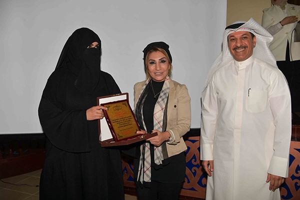  تكريم مراقب الخدمات الاجتماعية والنفسية والموجهة منى الديحاني لمديرة روضة ابن حزم لطيفة العوضي