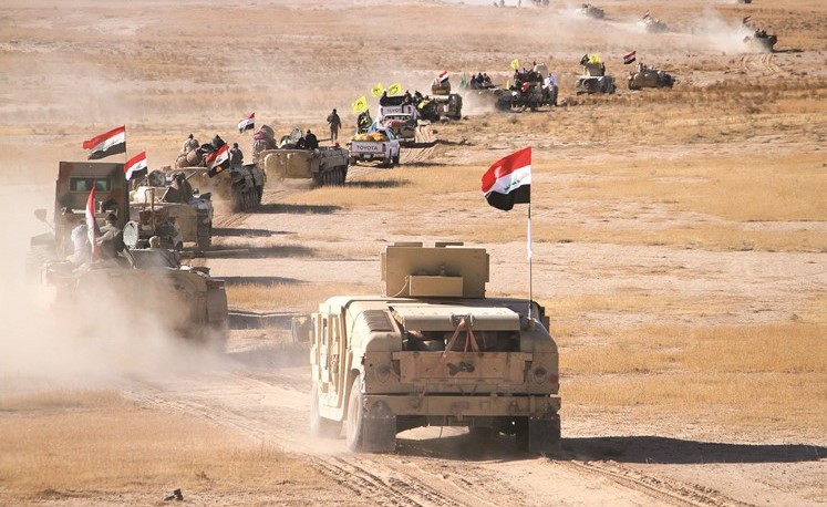 مدرعات للقوات العراقية والحشد الشعبي خلال تقدمها في الصحراء الغربية لتعقب فلول داعش امس		(ا.ف.پ) ﻿